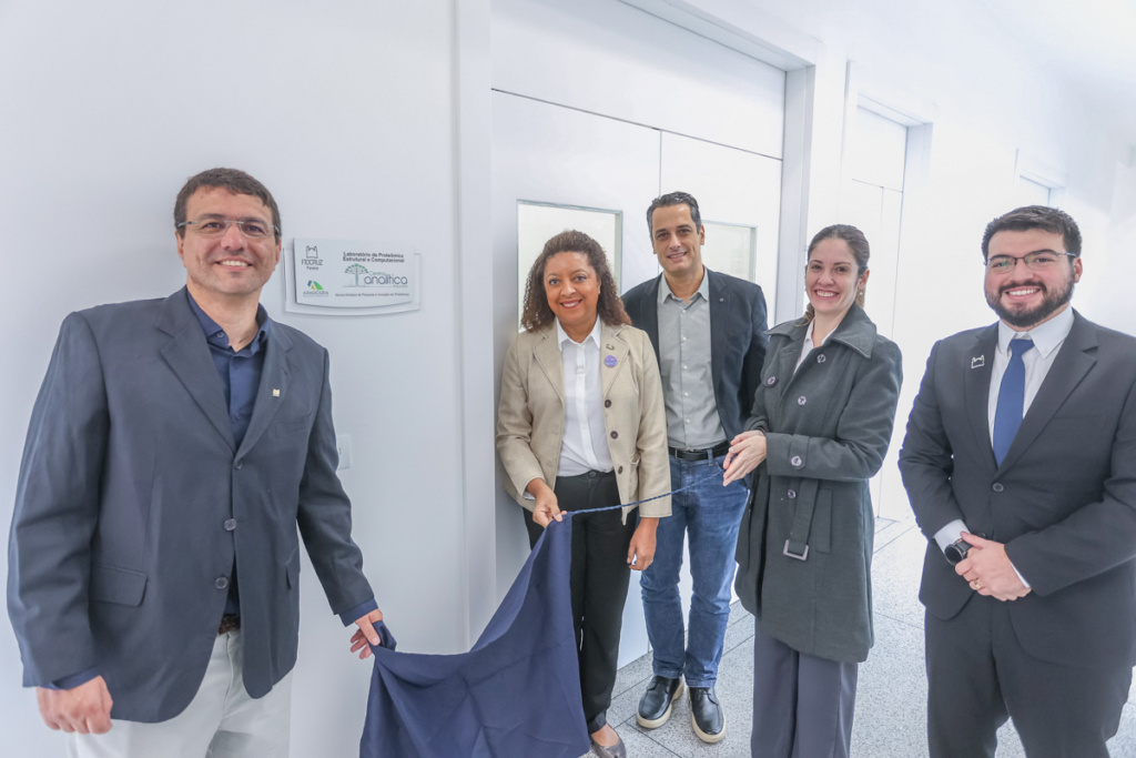 Com a estrutura mais moderna da América Latina em espectrometria de massas, novo Centro Analítico Araucária foi inaugurado na Fiocruz Paraná durante o lançamento do NAPI Proteômica, iniciativa estratégica voltada à inovação, medicina de precisão e fortalecimento da saúde pública no Paraná.